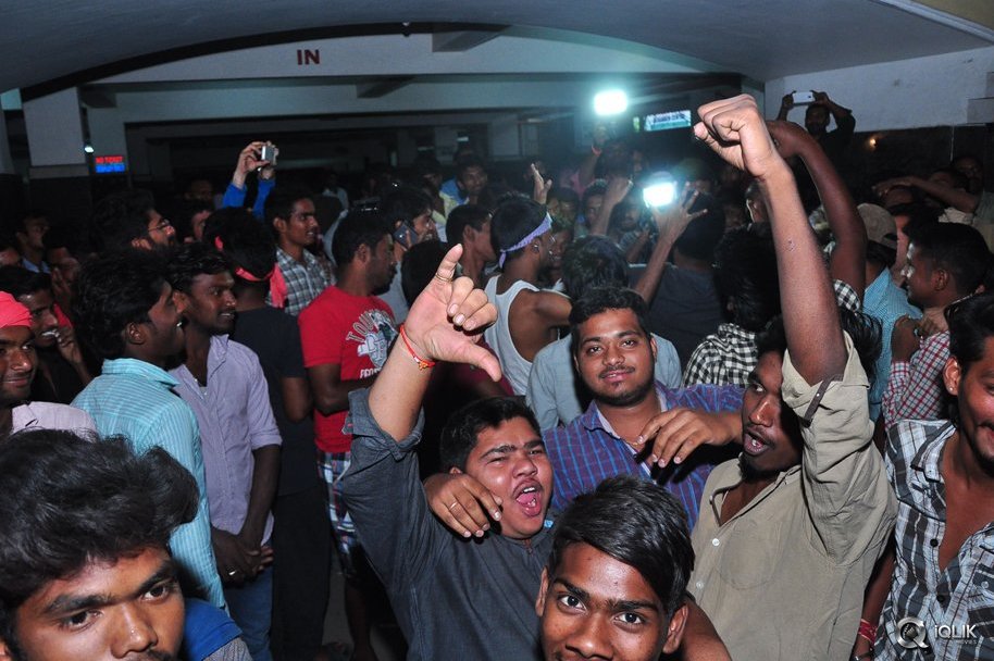 Sardaar-Gabbar-Singh-Movie-Hungama-at-Arjun-Theater